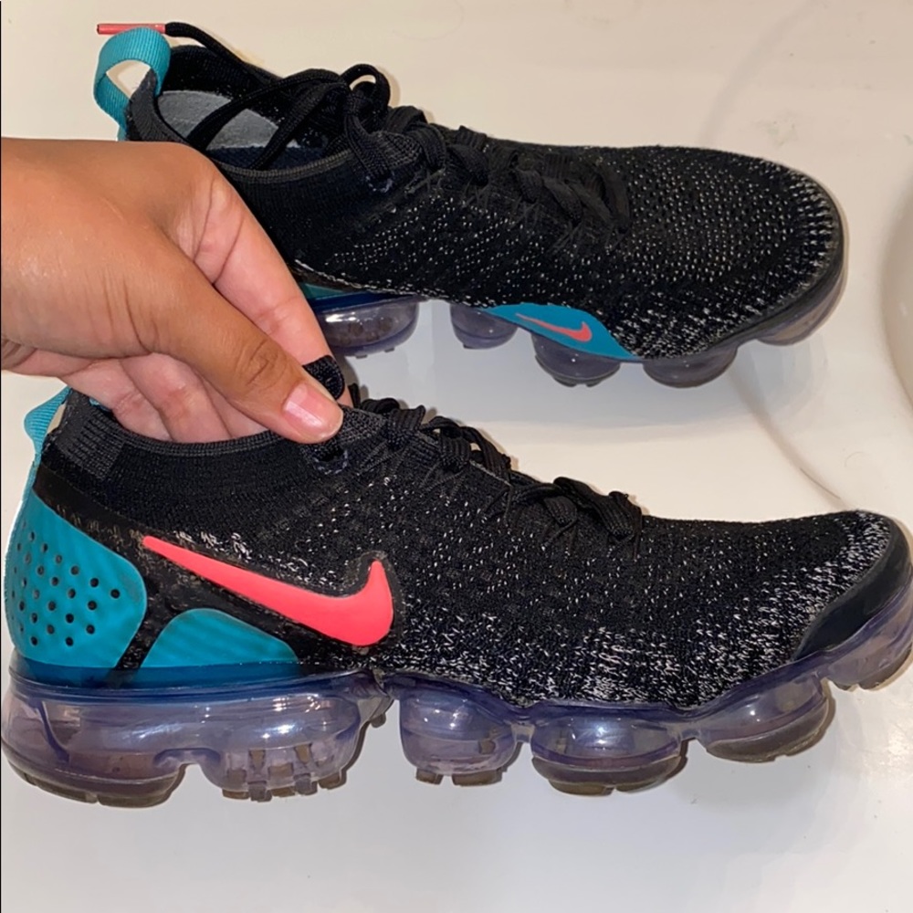 Nike Air Vapormax Flyknit 2 Women’s Sneaker